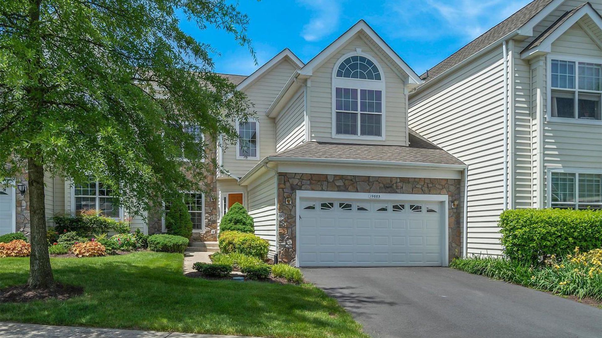 1900x-1080-Ashburn-Home-19883-Naples-Lakes-Ter